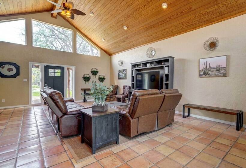 New Braunfels Retreat: Relax At  The Hideout