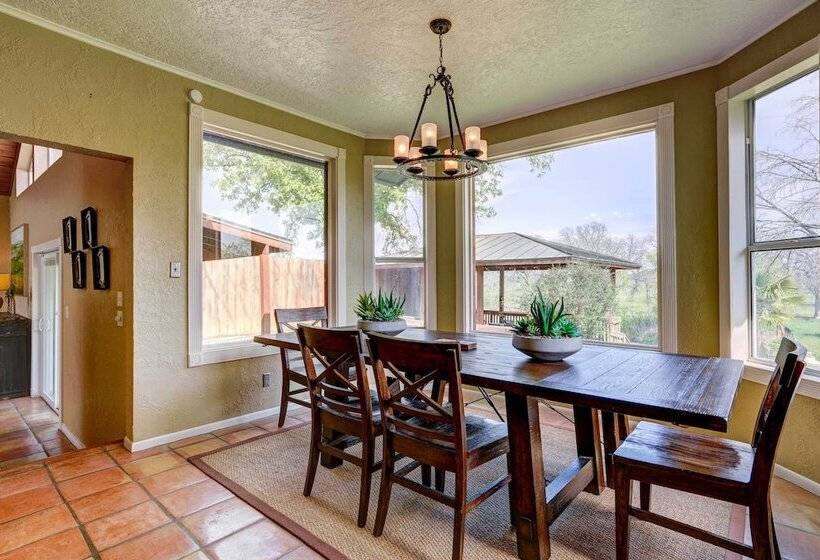 New Braunfels Retreat: Relax At  The Hideout