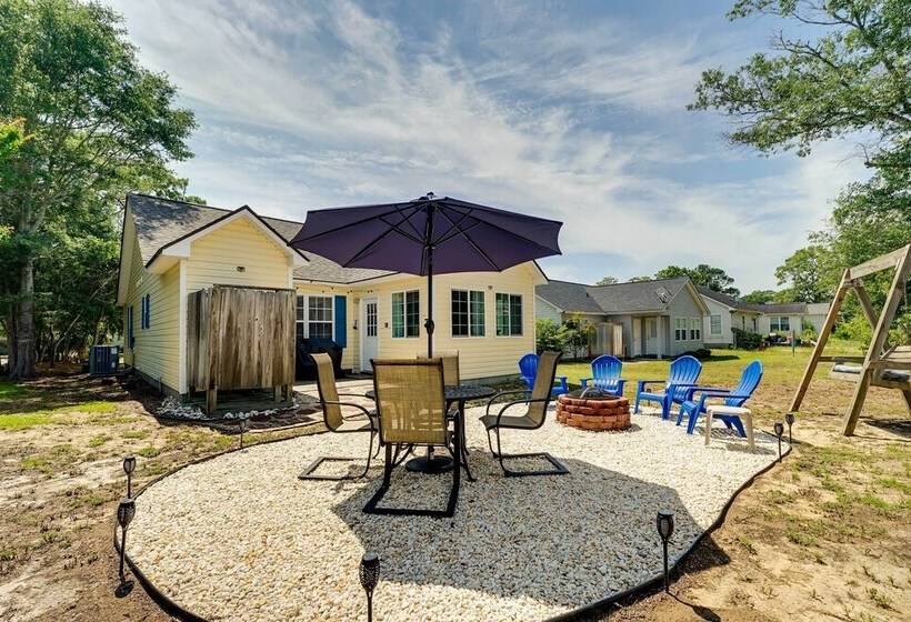 Oak Island Hideaway Hut ~ 1 Mi To Long Beach!