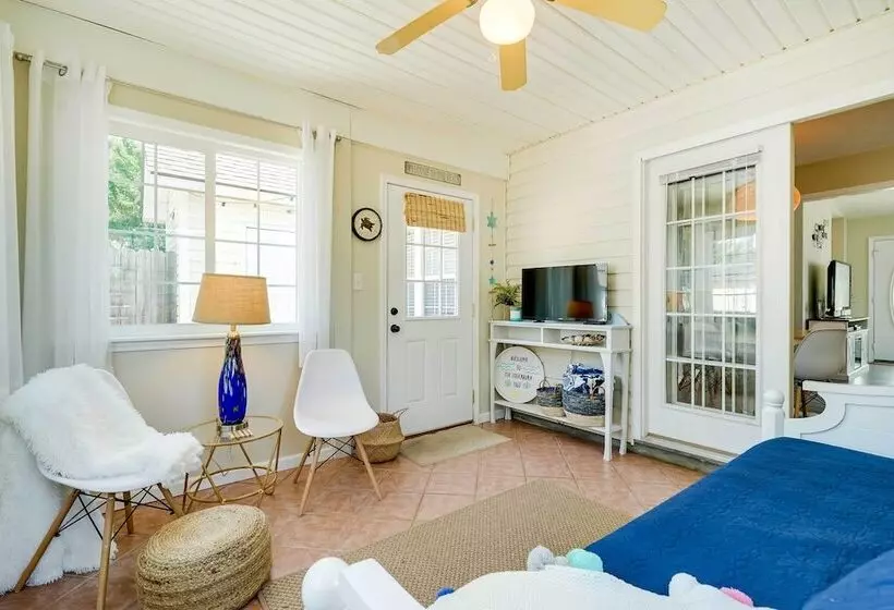 Oak Island Hideaway Hut ~ 1 Mi To Long Beach!