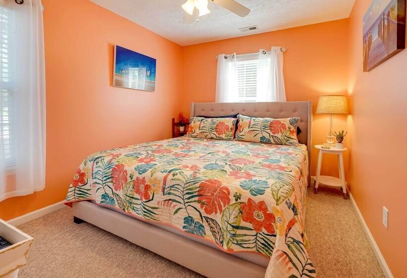 Oak Island Hideaway Hut ~ 1 Mi To Long Beach!