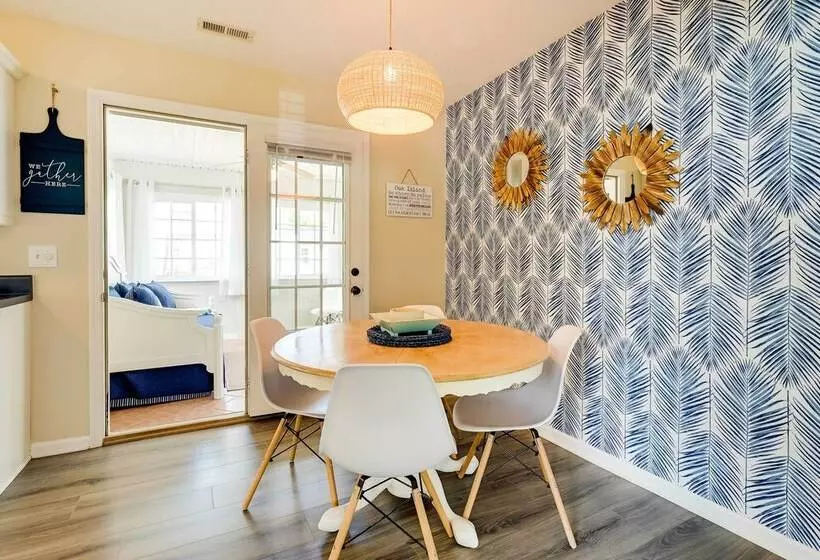 Oak Island Hideaway Hut ~ 1 Mi To Long Beach!