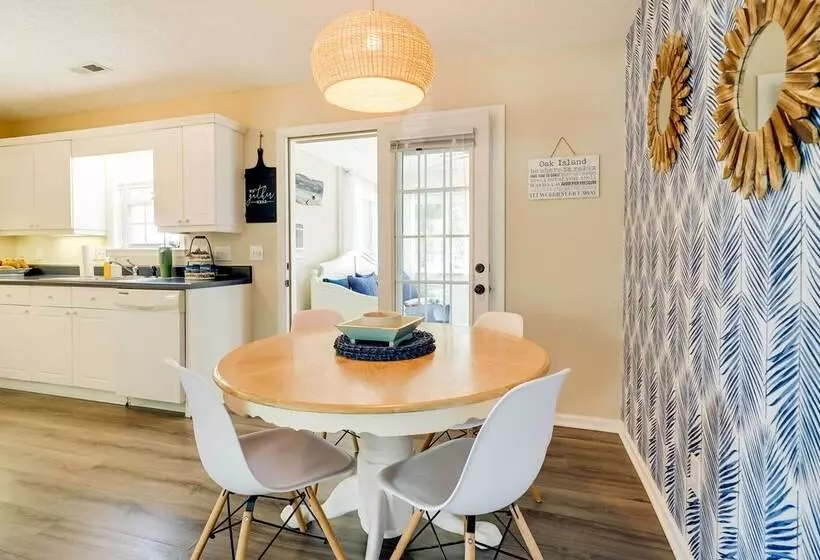 Oak Island Hideaway Hut ~ 1 Mi To Long Beach!