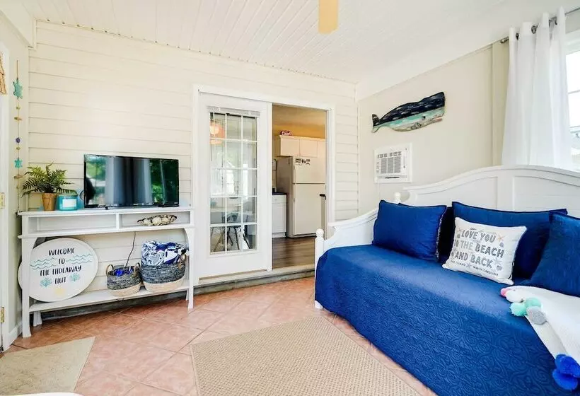 Oak Island Hideaway Hut ~ 1 Mi To Long Beach!