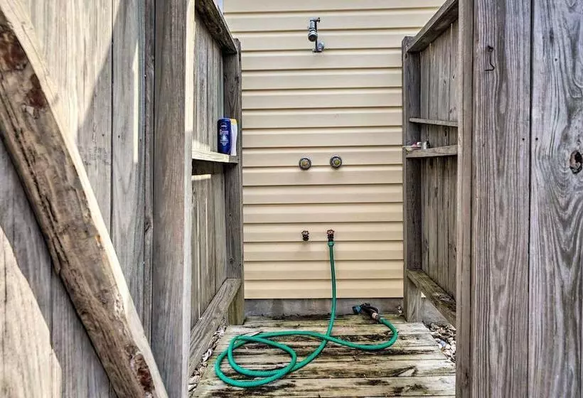 Oak Island Hideaway Hut ~ 1 Mi To Long Beach!