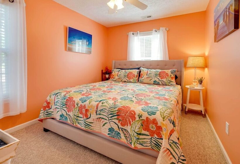 Oak Island Hideaway Hut ~ 1 Mi To Long Beach!