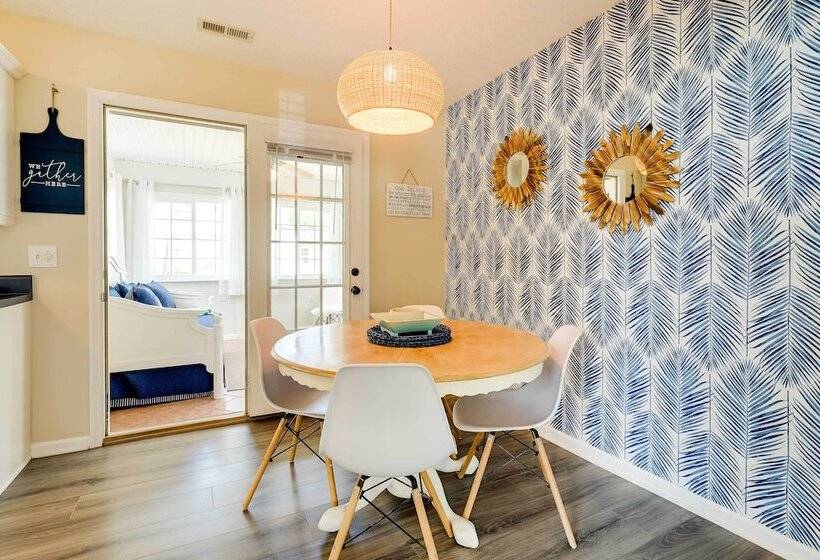 Oak Island Hideaway Hut ~ 1 Mi To Long Beach!