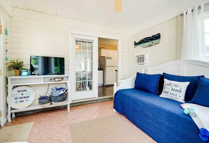 Oak Island Hideaway Hut ~ 1 Mi To Long Beach!