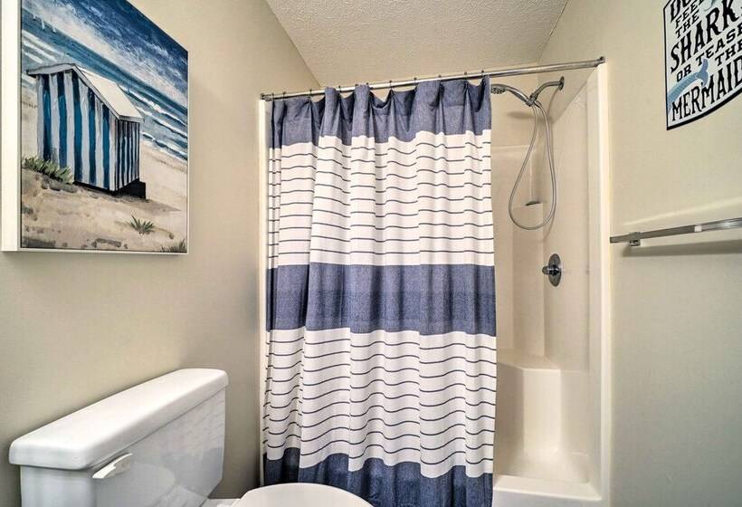 Oak Island Hideaway Hut ~ 1 Mi To Long Beach!