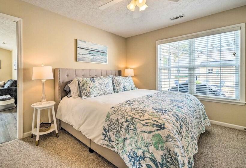 Oak Island Hideaway Hut ~ 1 Mi To Long Beach!