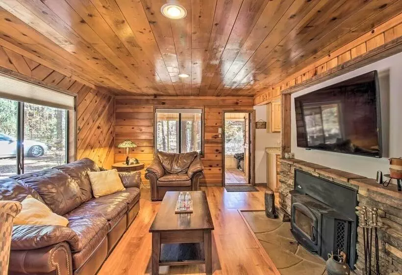 Deck & Grill: Pet Friendly Lakeside Cabin