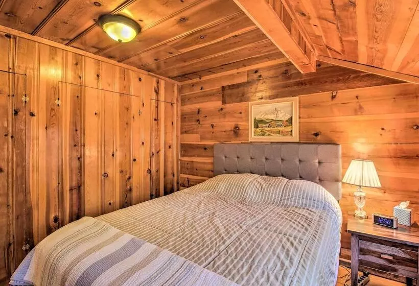 Deck & Grill: Pet Friendly Lakeside Cabin