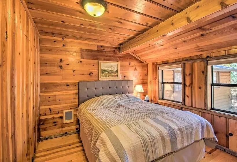 Deck & Grill: Pet Friendly Lakeside Cabin