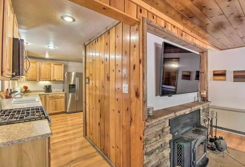Deck & Grill: Pet Friendly Lakeside Cabin