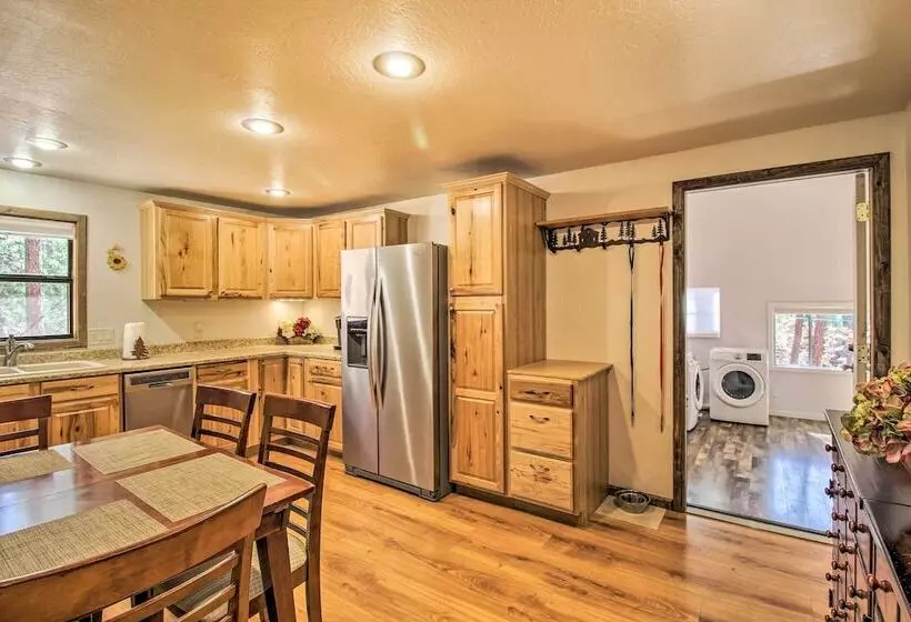 Deck & Grill: Pet Friendly Lakeside Cabin