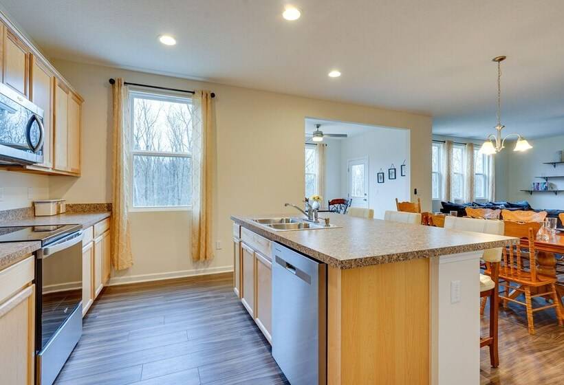 25 Mi To Columbus: Pet Friendly Family Home!