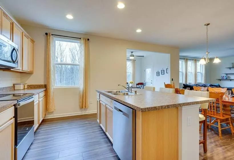 25 Mi To Columbus: Pet Friendly Family Home!