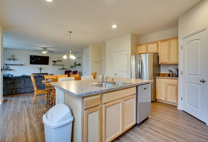 25 Mi To Columbus: Pet Friendly Family Home!