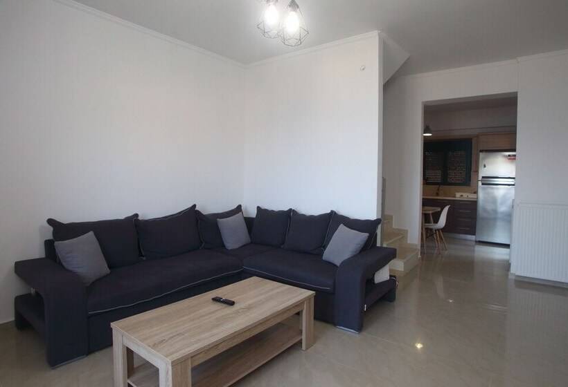 דירת נופש Impeccable 4 Bed House In Nikiana