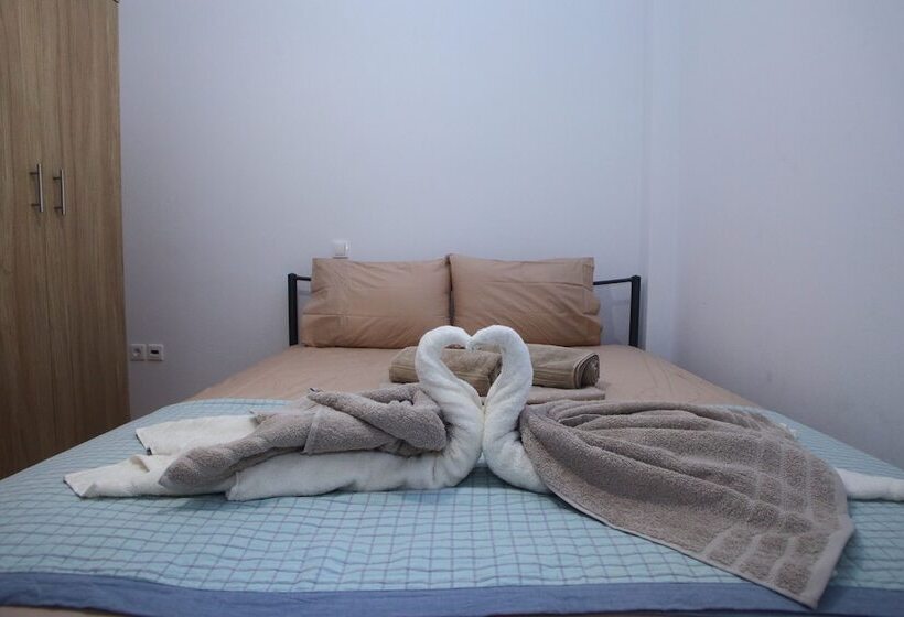 דירת נופש Impeccable 4 Bed House In Nikiana