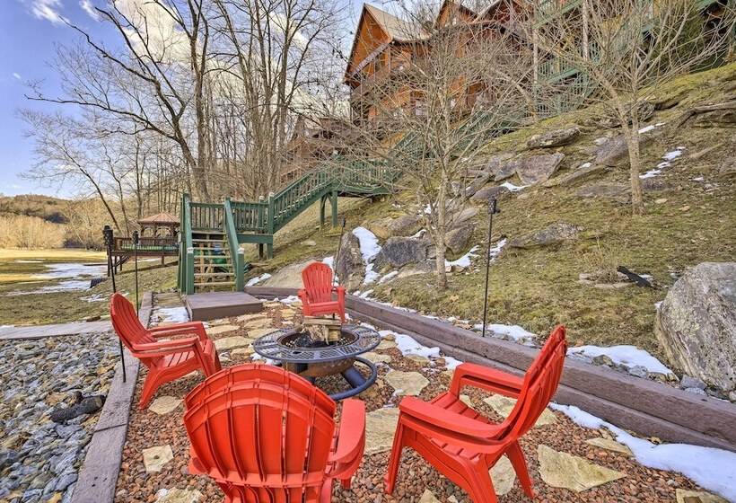 River Dream Cabin  On New River W/ Deck, Fire Pit