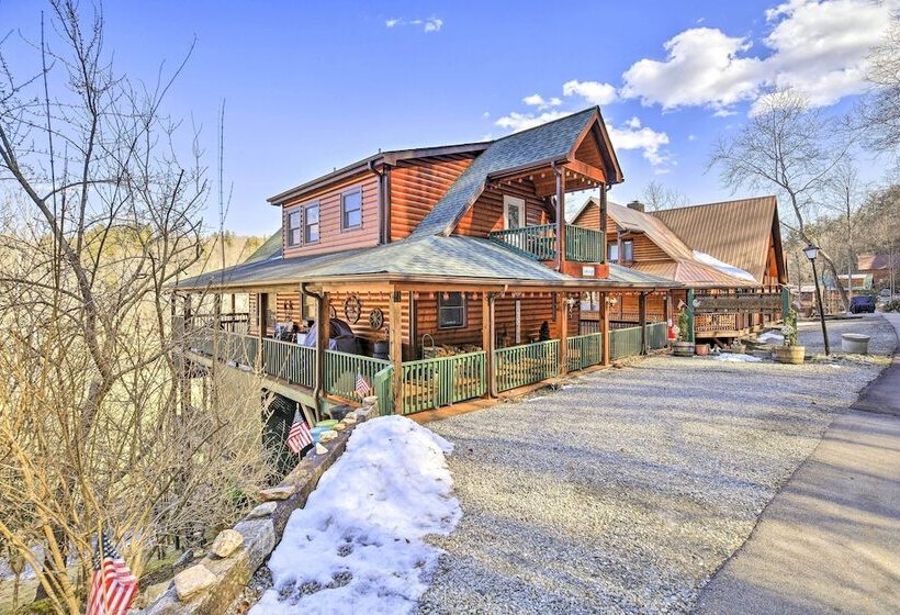 River Dream Cabin  On New River W/ Deck, Fire Pit