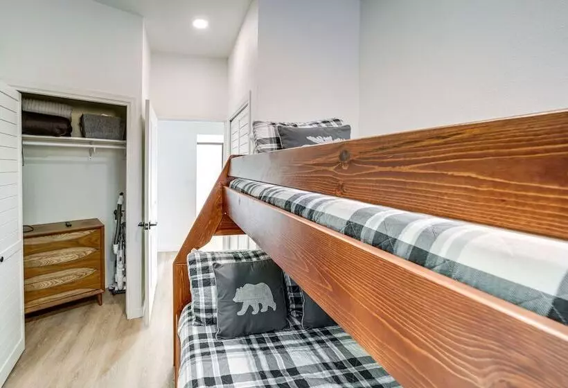 Munds Park Cabin W/ Poker Room & Wraparound Deck!