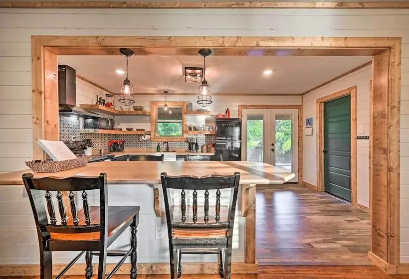 Charming Eagletown Home W/ Private Hot Tub & Deck!