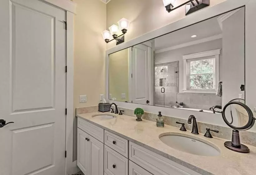 Beach Oasis W/ Pool Access, ~ 1 Mi To Shore!