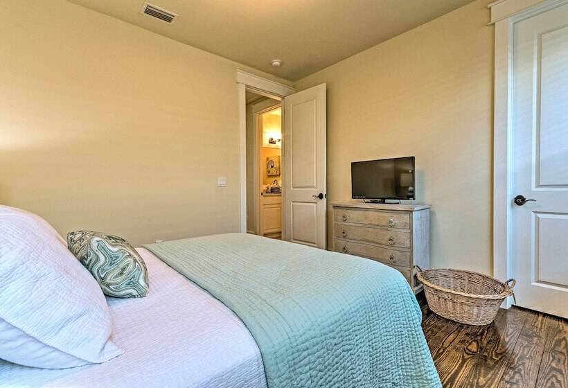 Beach Oasis W/ Pool Access, ~ 1 Mi To Shore!