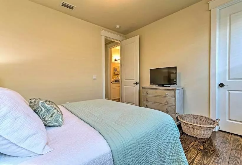 Beach Oasis W/ Pool Access, ~ 1 Mi To Shore!