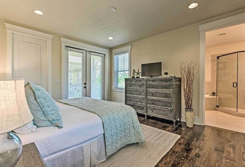 Beach Oasis W/ Pool Access, ~ 1 Mi To Shore!