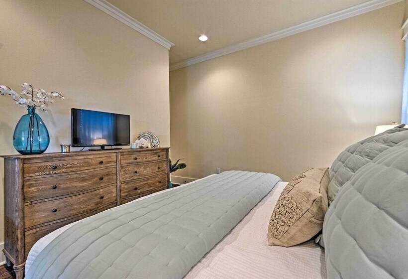 Beach Oasis W/ Pool Access, ~ 1 Mi To Shore!