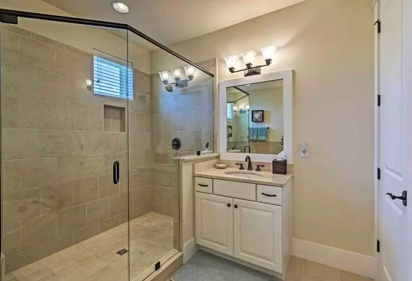 Beach Oasis W/ Pool Access, ~ 1 Mi To Shore!