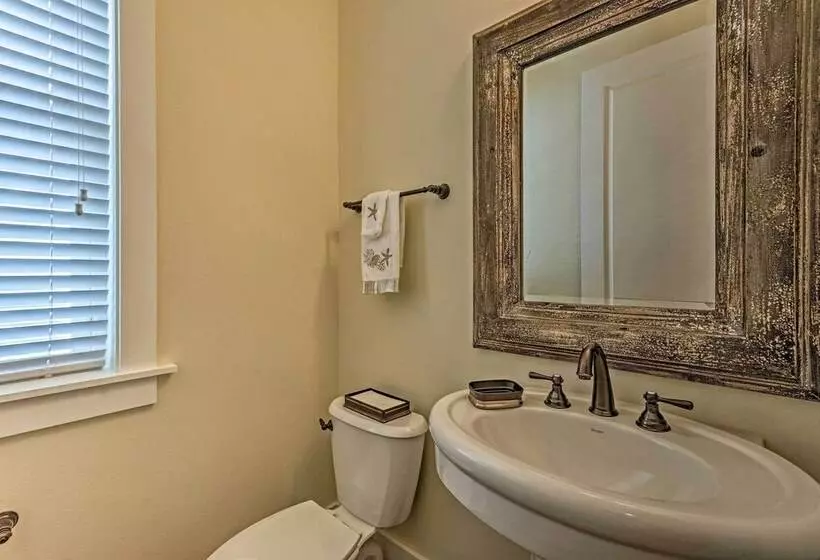 Beach Oasis W/ Pool Access, ~ 1 Mi To Shore!