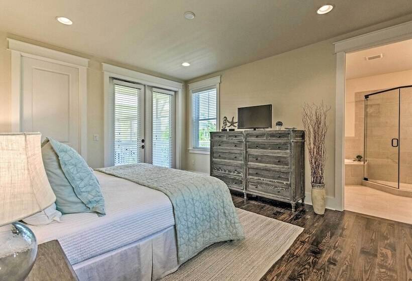 Beach Oasis W/ Pool Access, ~ 1 Mi To Shore!