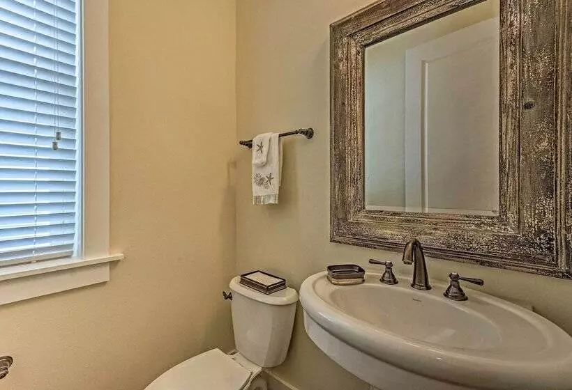 Beach Oasis W/ Pool Access, ~ 1 Mi To Shore!