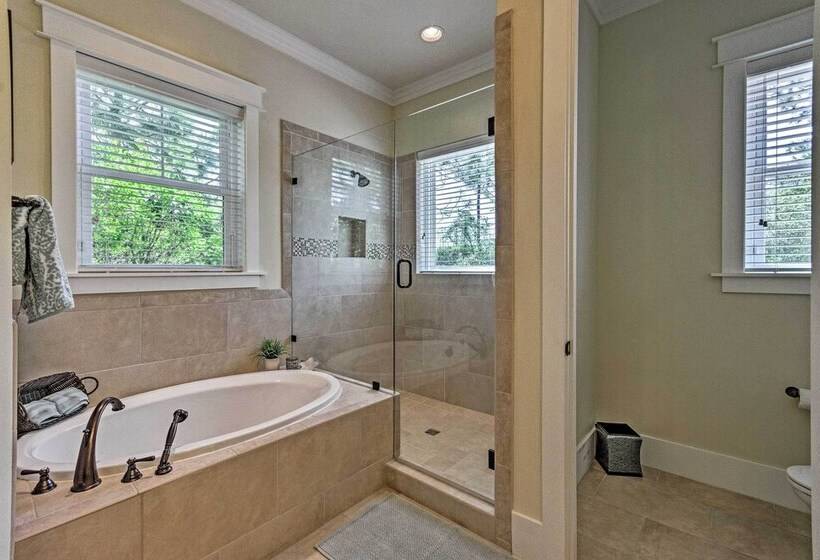 Beach Oasis W/ Pool Access, ~ 1 Mi To Shore!