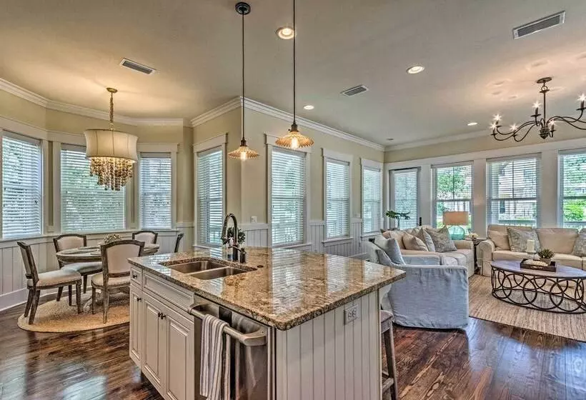 Beach Oasis W/ Pool Access, ~ 1 Mi To Shore!