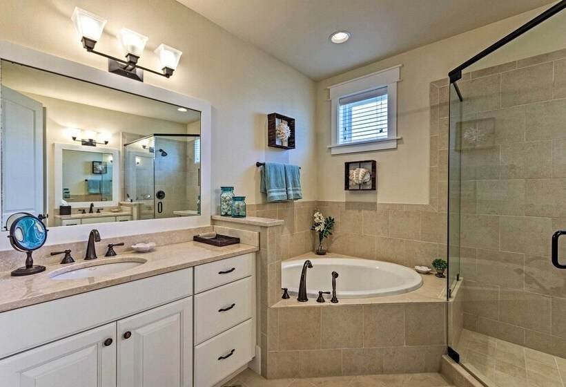 Beach Oasis W/ Pool Access, ~ 1 Mi To Shore!