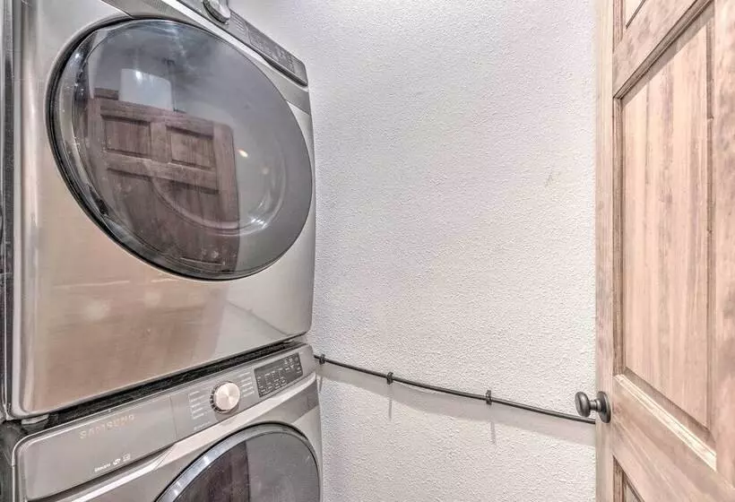 Modern Mtn Home W/ Sports Court, Near Alto Lake!