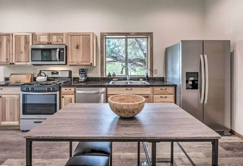 Modern Mtn Home W/ Sports Court, Near Alto Lake!