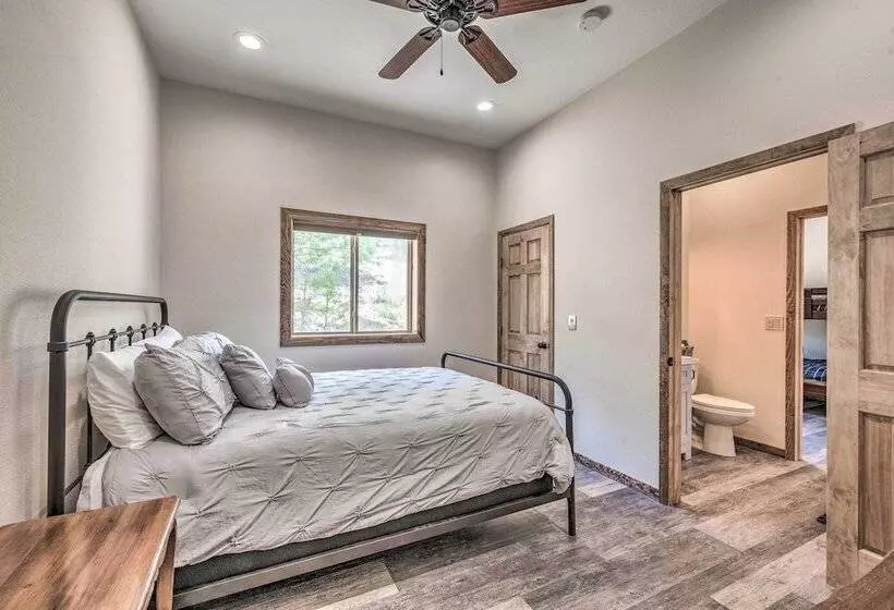 Modern Mtn Home W/ Sports Court, Near Alto Lake!