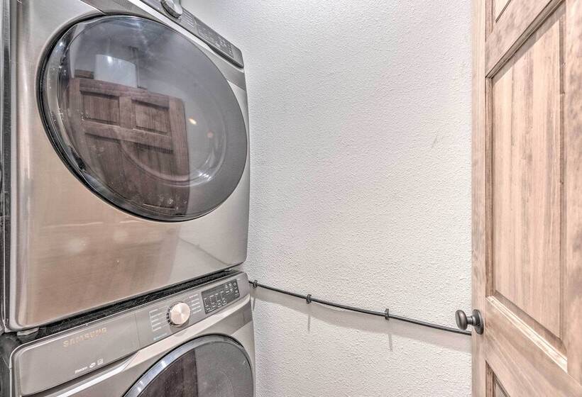 Modern Mtn Home W/ Sports Court, Near Alto Lake!