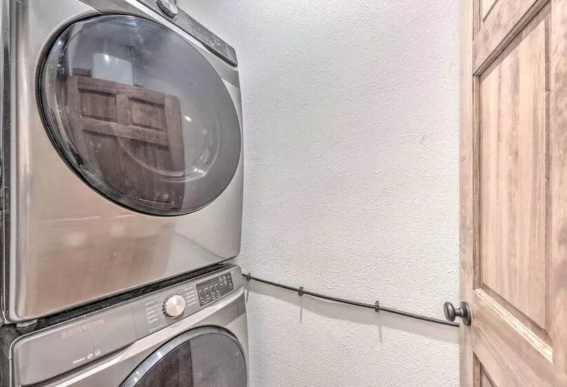 Modern Mtn Home W/ Sports Court, Near Alto Lake!