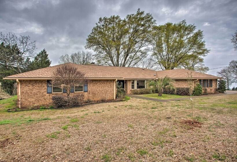 Roomy Texas Lake Retreat W/ Private Boat Ramp