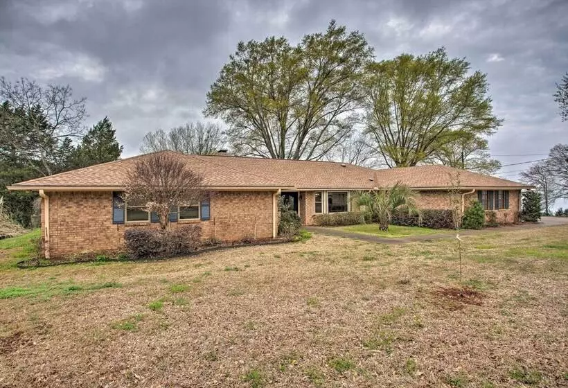 Roomy Texas Lake Retreat W/ Private Boat Ramp