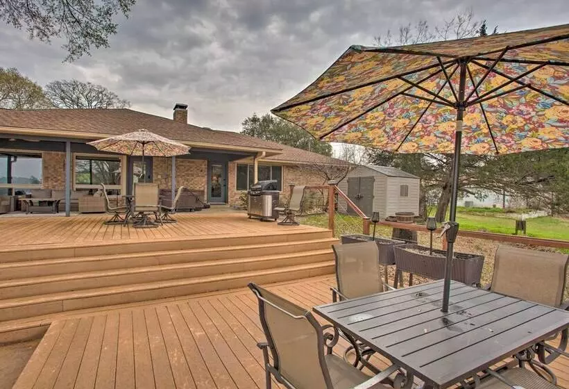 Roomy Texas Lake Retreat W/ Private Boat Ramp