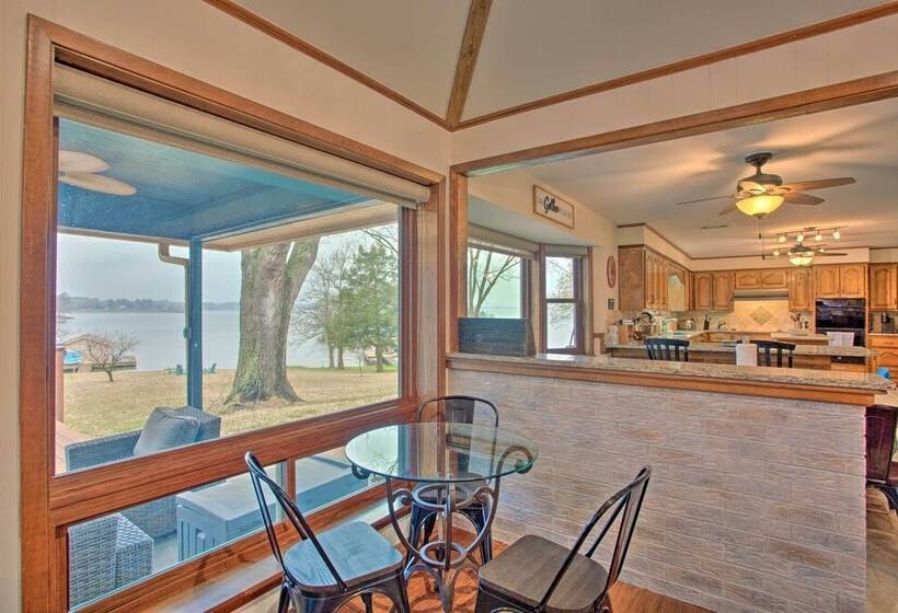 Roomy Texas Lake Retreat W/ Private Boat Ramp