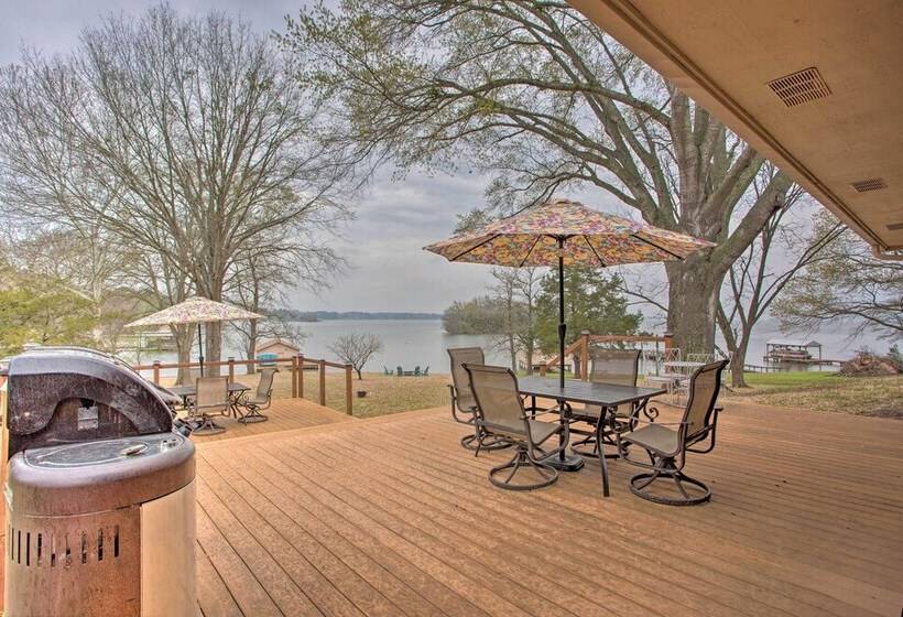 Roomy Texas Lake Retreat W/ Private Boat Ramp
